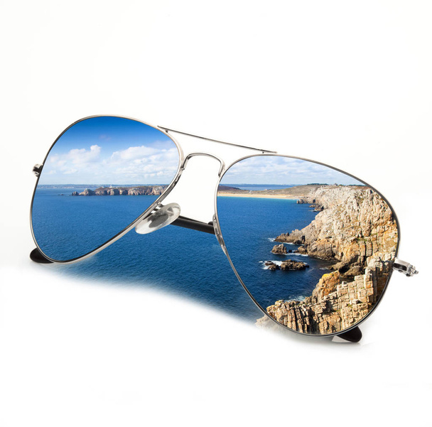 occhiali da sole con mare su sfondo bianco
 - Foto, immagini