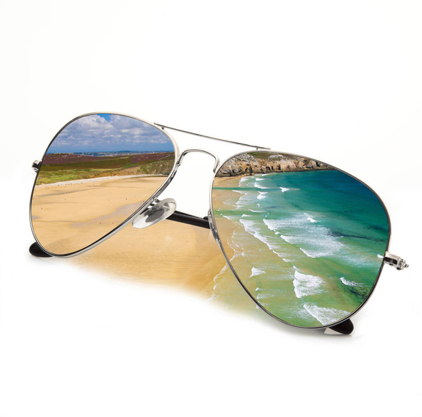 occhiali da sole con mare su sfondo bianco
 - Foto, immagini