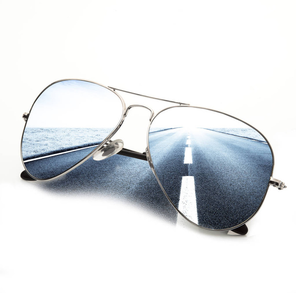 óculos com vista para a estrada no fundo branco
 - Foto, Imagem