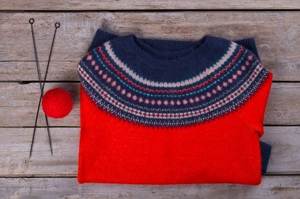 ручної роботи пуловер і в'язальні приналежності
 - Фото, зображення