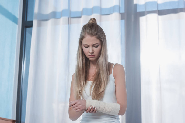 girl with injured hand - Photo, Image