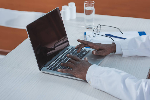 Médico digitando no laptop - Foto, Imagem