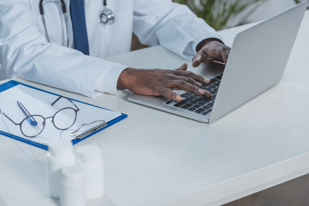 doctor working with laptop - Фото, зображення