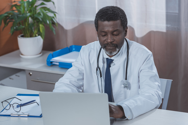 doctor working with laptop - Foto, Imagen