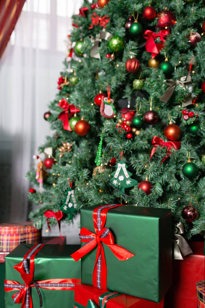 クリスマス ツリーの下にクリスマス プレゼントのクローズ アップの山。赤と緑を提示します。 - 写真・画像