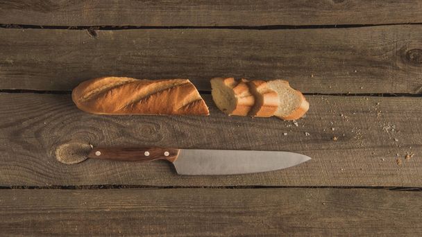baguette en rodajas y cuchillo
  - Foto, Imagen