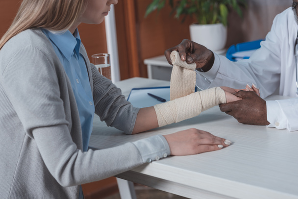 doctor bandaging patient hand - Фото, изображение