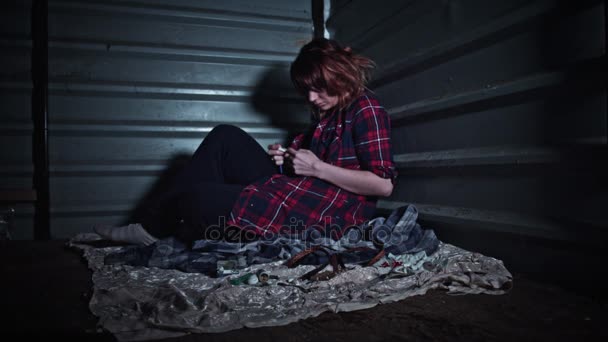 4k obdachlose drogenabhängige Frau raucht Zigarette - Filmmaterial, Video