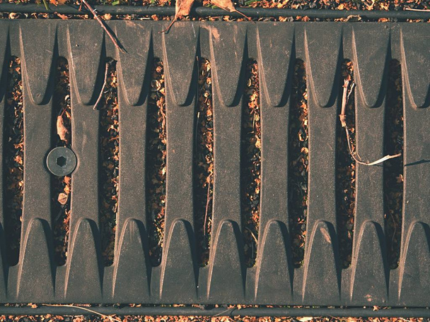 Fém gratin terjed elvezető rendszer közepén levágott fű - Fotó, kép