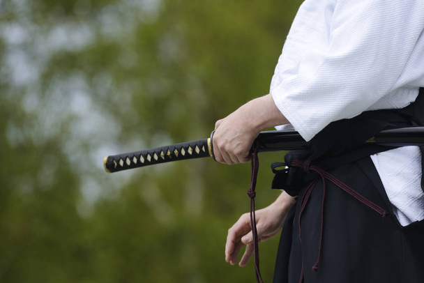 Aikido z tradycyjnym miecz japoński - Zdjęcie, obraz