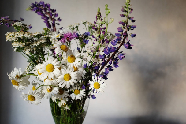 Strauß Wildblumen in einer Vase - Foto, Bild