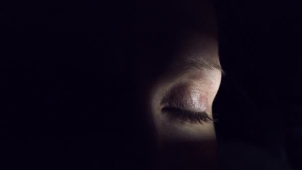 4k Thriller, Horror oko w ciemności otwiera - Materiał filmowy, wideo