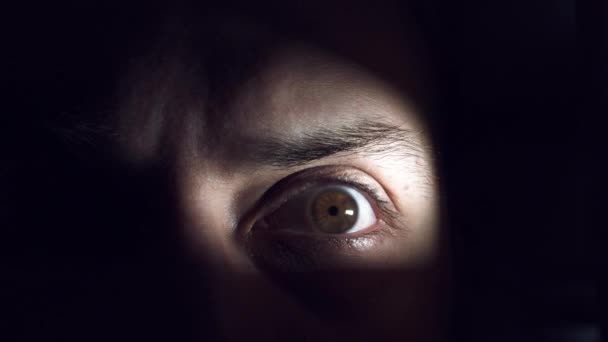 4 k Thriller, Horror człowiek oko patrząc wściekły i przerażony - Materiał filmowy, wideo