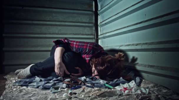 4k bezdomnych pod wpływem narkotyków kobieta potrząsając z przedawkowania - Materiał filmowy, wideo