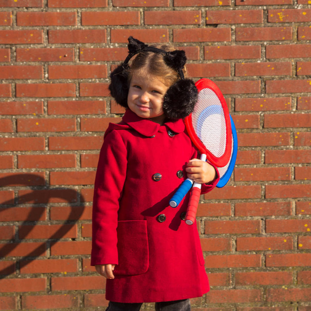 Küçük kız badminton oynamak için gidiyor.  - Fotoğraf, Görsel