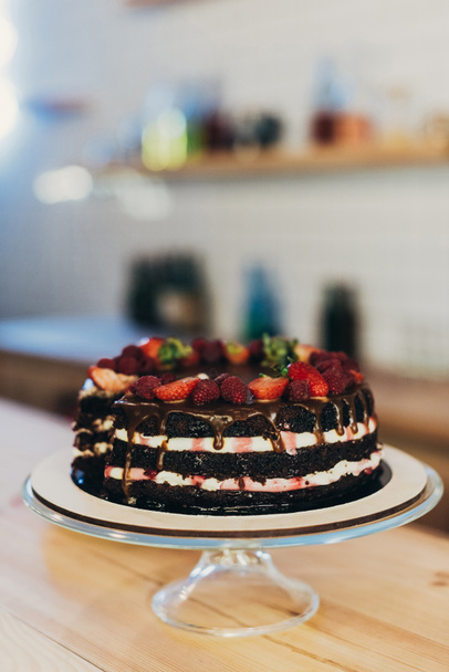 pastel de chocolate con frutas  - Foto, imagen