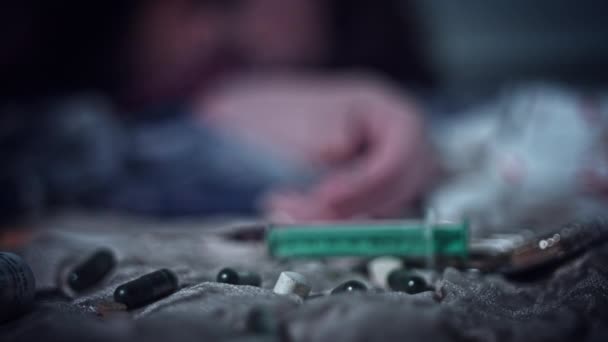 4k obdachlose betäubte Frau lag mit Überdosis - Filmmaterial, Video