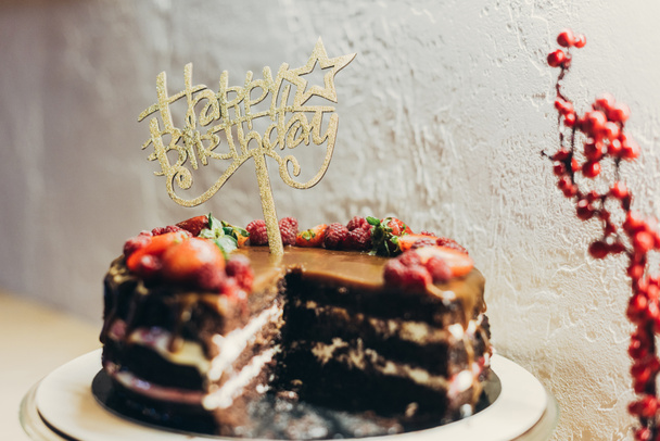 Gâteau avec signe Joyeux Anniversaire
 - Photo, image