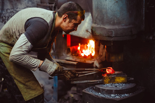 kovář pracující v kovárně - Fotografie, Obrázek