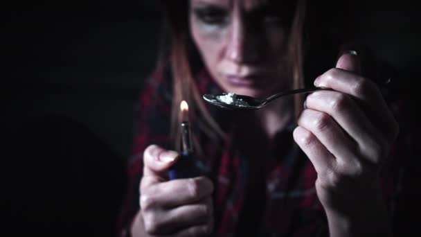 4 k άστεγοι υπό την επήρεια ναρκωτικών γυναίκα καύση ένα κουτάλι με ναρκωτικά - Πλάνα, βίντεο