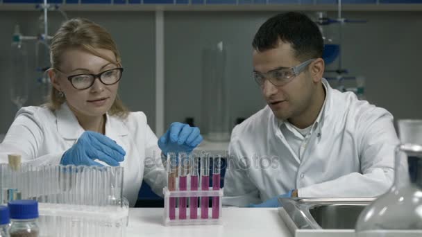 Bilim adamları kimya laboratuarında araştırma yapma - Video, Çekim