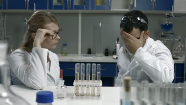 Nachdenkliche Wissenschaftler denken über schlechte Ergebnisse nach - Filmmaterial, Video