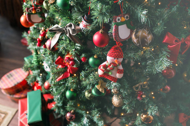 Stapel von Weihnachtsgeschenken aus nächster Nähe unter dem Weihnachtsbaum. Rot-grüne Geschenke - Foto, Bild