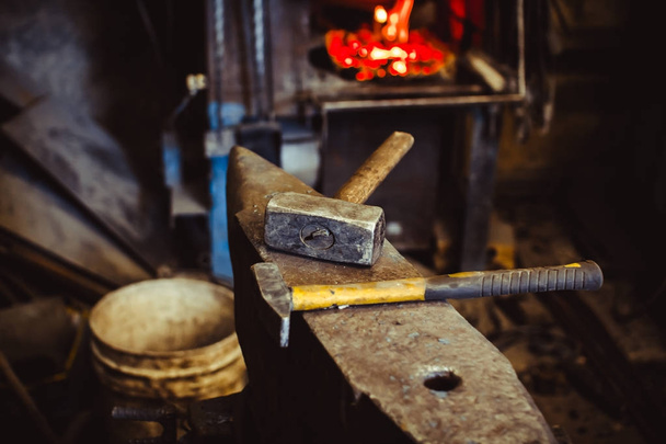 Fuego en el horno en la herrería, herramientas
 - Foto, Imagen
