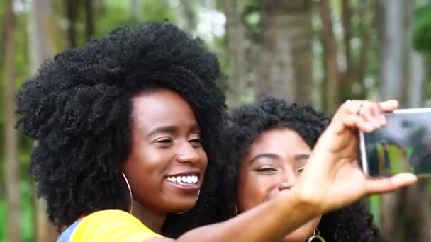 Amis prenant un selfie
 - Séquence, vidéo