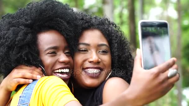 Amigos tomando una selfie
 - Metraje, vídeo