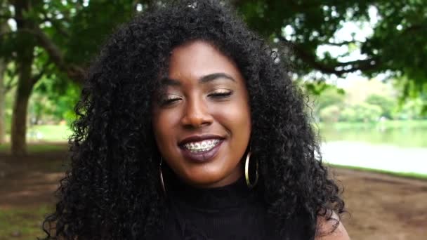 schöne lächelnde afrikanische Frau - Filmmaterial, Video