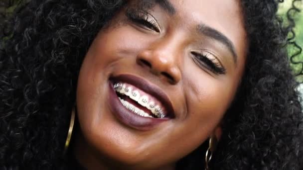 Güzel gülümseyen Afrika kadın - Video, Çekim