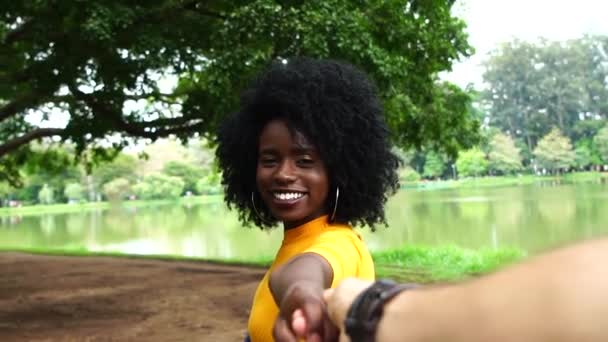 Namorada Seguindo e segurando as mãos
 - Filmagem, Vídeo