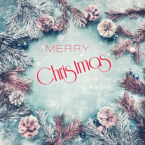 Marco del círculo de conos de pino decorativos de Navidad, tarjeta postal plana
 - Foto, Imagen