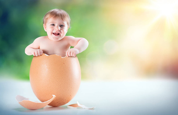 divertente e bello bambino appaiono in un uovo
 - Foto, immagini