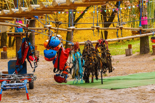 Beschermende klimmen apparatuur voor reizen op zwevende houten bri - Foto, afbeelding
