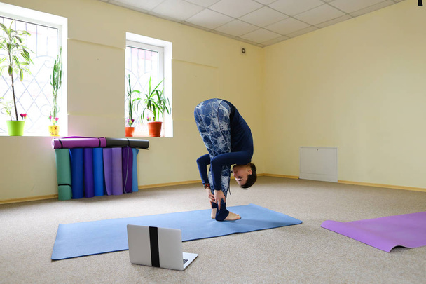 Nova mãe usar aula de ioga para reviver a dor na coluna vertebral
 - Foto, Imagem