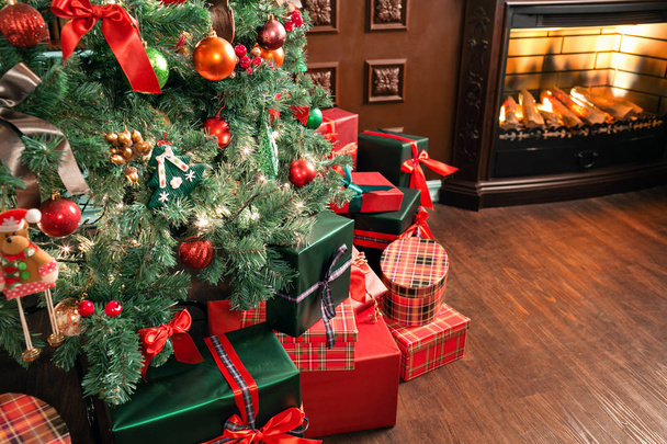 halom karácsonyi ajándékok közelről a karácsonyfa alatt. piros és zöld bemutatja - Fotó, kép