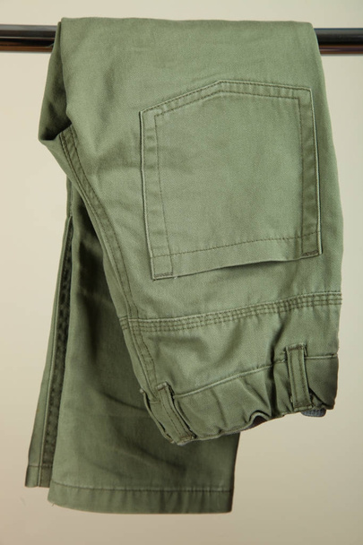 緑のズボン ハンガー - 写真・画像