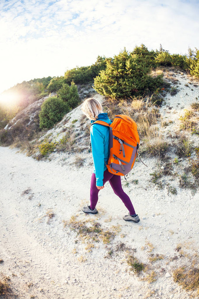 A girl with a backpack. - Fotoğraf, Görsel