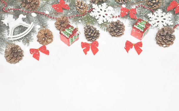 Рождественские украшения на светлом фоне
 - Фото, изображение