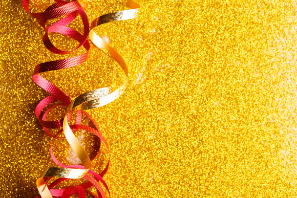 Glitter arka plan üzerinde kırmızı ve altın serpantin - Fotoğraf, Görsel