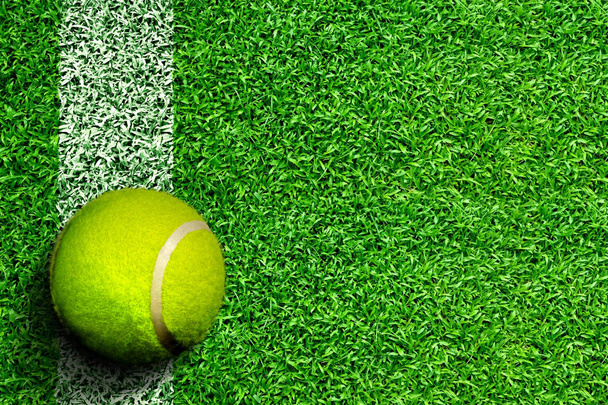 Μπάλα του τένις στο γρασίδι γήπεδο με αντίγραφο χώρου - Φωτογραφία, εικόνα