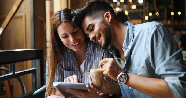 couple on date in coffee shop - Zdjęcie, obraz