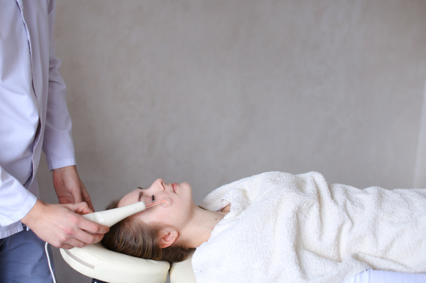 Cosmetólogo chico hace especial masaje facial a chica con cosmet
 - Foto, Imagen