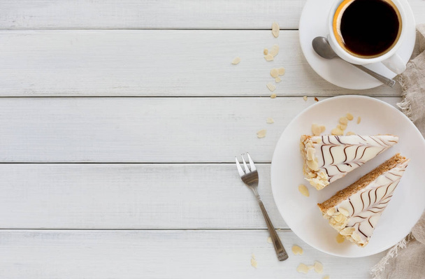 Torta Esterhazy affettata su piatto bianco
 - Foto, immagini