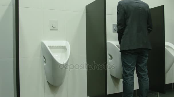 Man plassen te urinoir in het toilet - Video