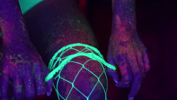 Sexy woman with UV fluorescent face and body makeup - Záběry, video