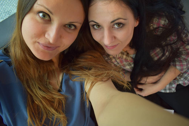 zwei lächelnde Freundinnen machen Selfies, zwei weiße Mädchen - Foto, Bild
