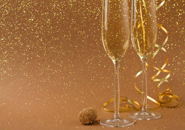 Flautas de champán sobre fondo de vacaciones de oro
 - Foto, imagen